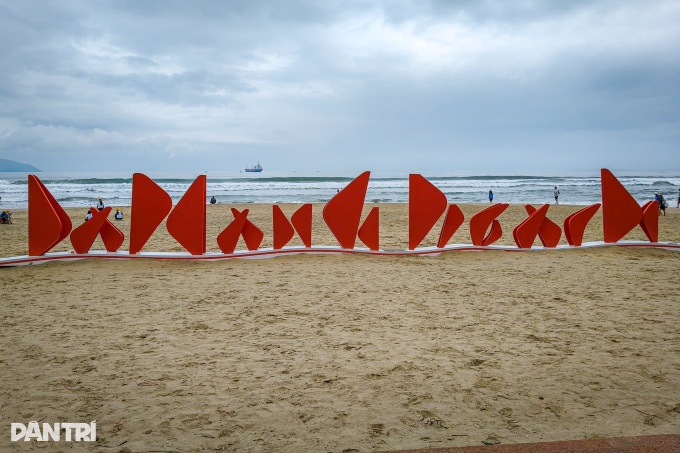 Danang to pay extra allowance for beach night patrols - 1