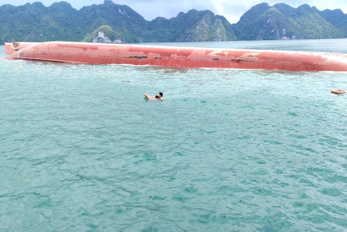 Three rescued after boat capsizes off Quang Ninh, two missing - 1 Three rescued after boat capsizes off Quang Ninh, two missing - 1