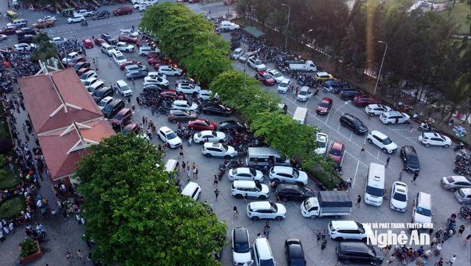 Cua Lo car park operator fined for overcharging tourists - 1