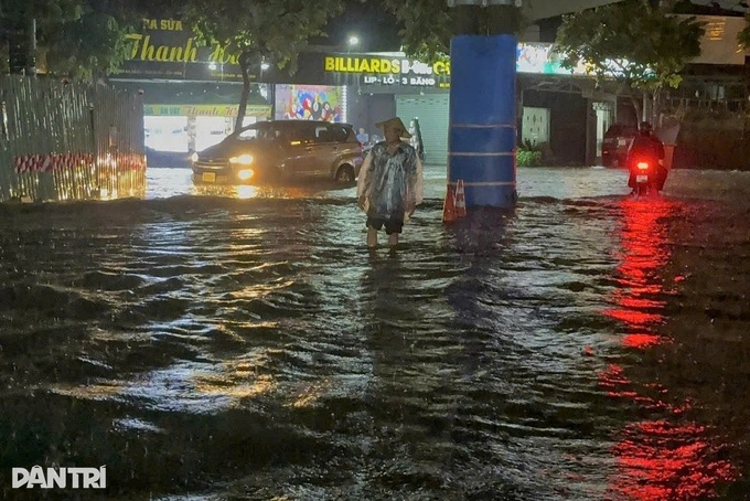 Heavy rain floods Ho Chi Minh City streets - 1
