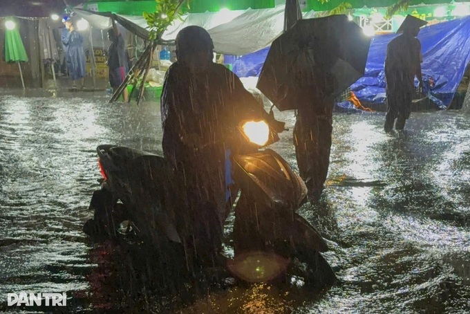 Heavy rain floods Ho Chi Minh City streets - 2