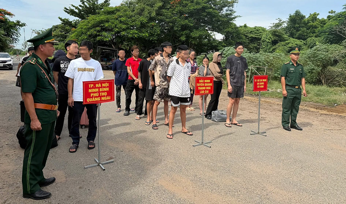 Vietnam receives 21 citizens repatriated by Cambodia - 1