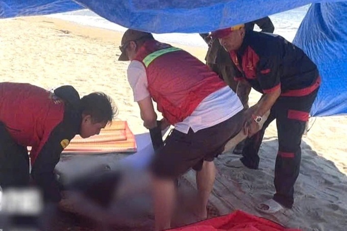 Body of suspected foreign national washes ashore in Danang - 1