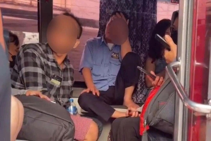 Driver, vehicle owner fined for overcrowded coach in Hanoi - 1 Driver, vehicle owner fined for overcrowded coach in Hanoi - 1