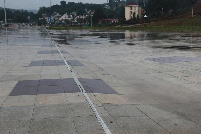 Gia Nghia Square develops cracks days after opening - 1