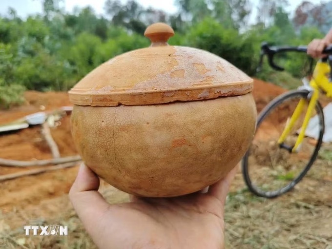 Ancient artefacts unearthed from brick tomb in Nghe An - 1
