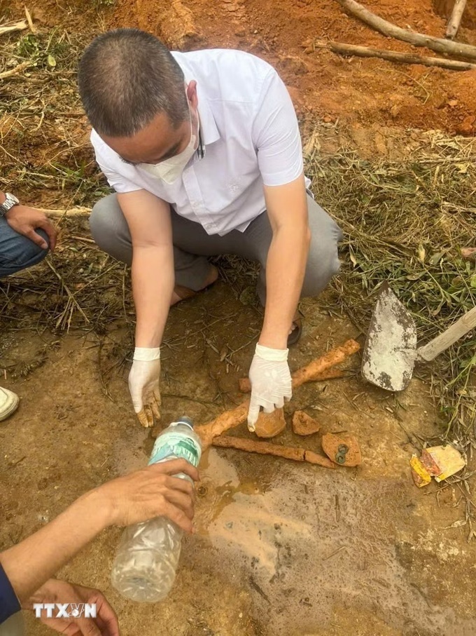 Ancient artefacts unearthed from brick tomb in Nghe An - 2