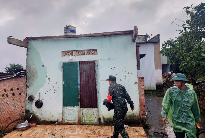 Thunderstorm rips roofs off dozens of Bao Loc houses - 1