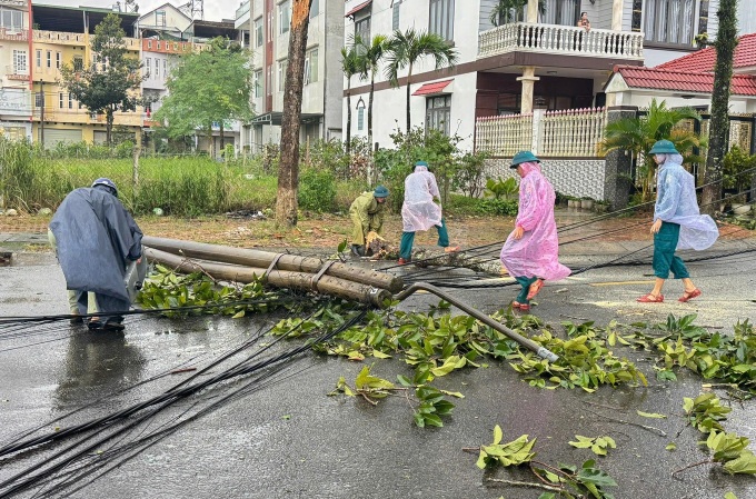 Thunderstorm rips roofs off dozens of Bao Loc houses - 2
