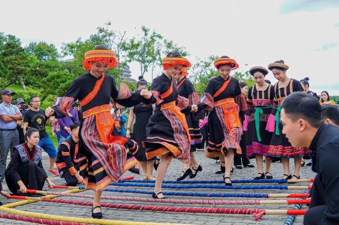 Fansipan hosts first brocade festival - 1