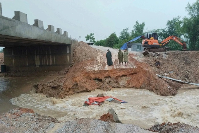 Heavy rain cuts roads, floods crops in Ha Tinh - 1