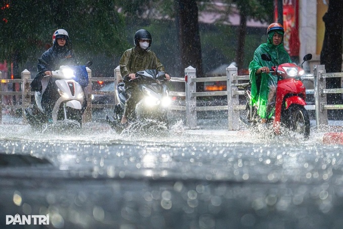 Heavy rain hits northern Vietnam as tropical depression itensifies - 1