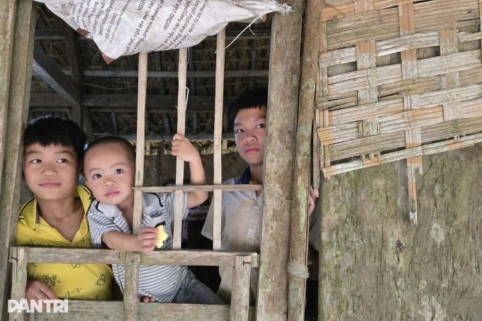 Struggling parents seek help for three young children in crumbling home - 3
