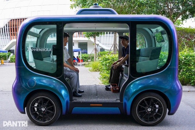 Hanoi approves two-year trial of self-driving buses, robotaxis - 1