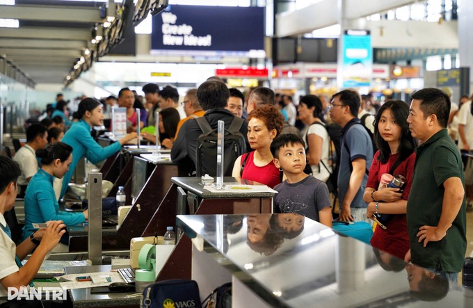Air travel expected to surge during Vietnam's National Day holiday - 1
