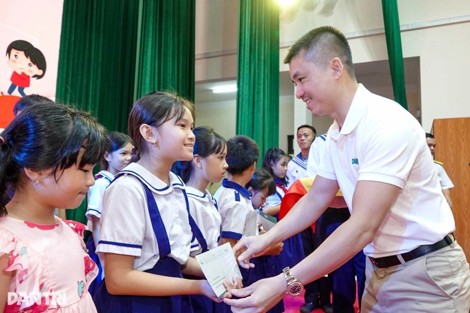 Mid-Autumn celebration brings cheer to naval families in Phu Quoc - 2 Mid-Autumn celebration brings cheer to naval families in Phu Quoc - 2