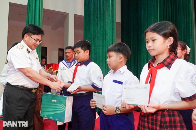 Mid-Autumn celebration brings cheer to naval families in Phu Quoc - 3 Mid-Autumn celebration brings cheer to naval families in Phu Quoc - 3