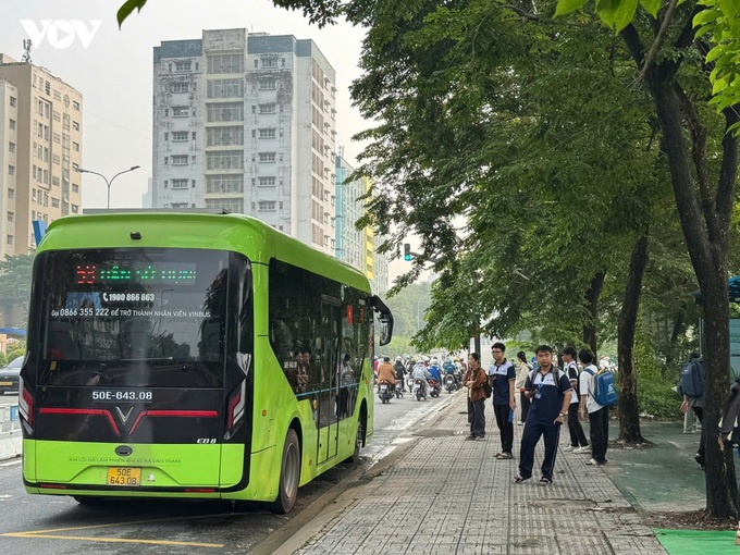 Free bus policy lifts ridership to 26.8 million in HCM City - 1