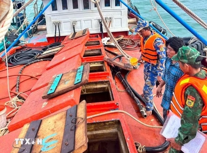 Over 40,000 litres of undocumented diesel seized off Ca Mau - 1 Over 40,000 litres of undocumented diesel seized off Ca Mau - 1
