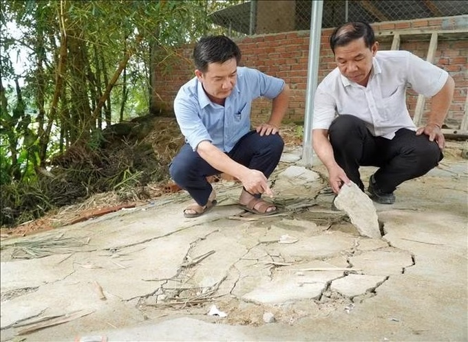 Tra Khuc riverbank erosion threatens homes in Quang Ngai - 1