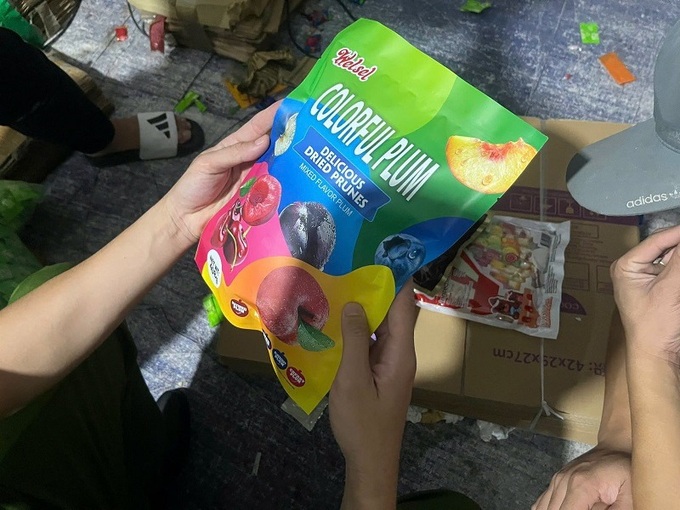 Hanoi police seize nearly 20 tonnes of counterfeit food and drinks - 2