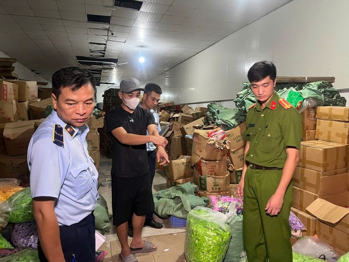 Hanoi police seize nearly 20 tonnes of counterfeit food and drinks - 1