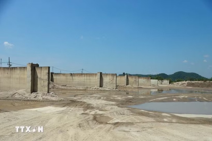Nghe An suspends nine sand mines over surveillance failures - 1