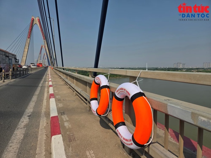 Hanoi installs lifebuoys on Nhat Tan Bridge for emergency rescues - 1