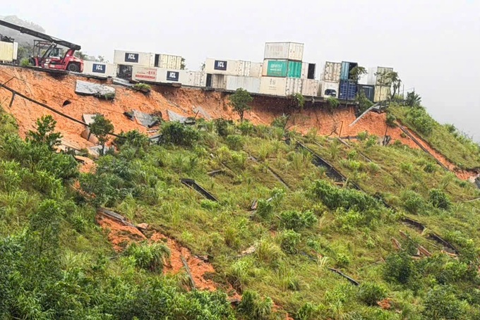 Flash flood, landslide warnings issued for central Vietnam - 1