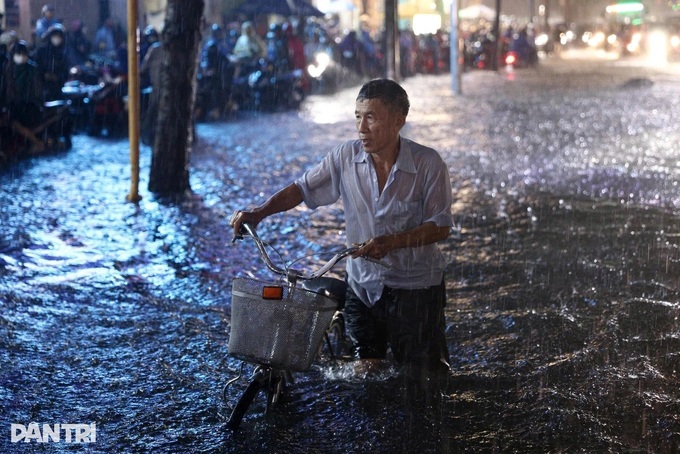 HCM City aims to eliminate 50 flood hotspots by 2030 - 1
