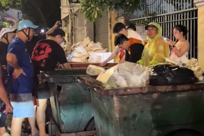 HCM City restaurant staff search rubbish for tourists' missing cash - 1