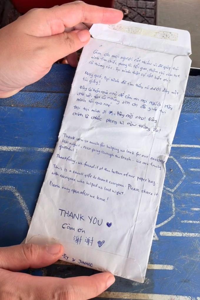 HCM City restaurant staff search rubbish for tourists' missing cash - 2