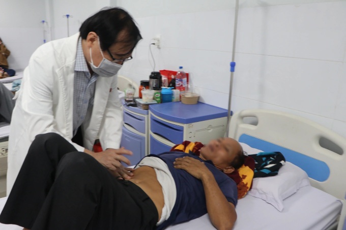 Suspected banh mi poisoning leaves 55 hospitalised in Quang Ngai - 1