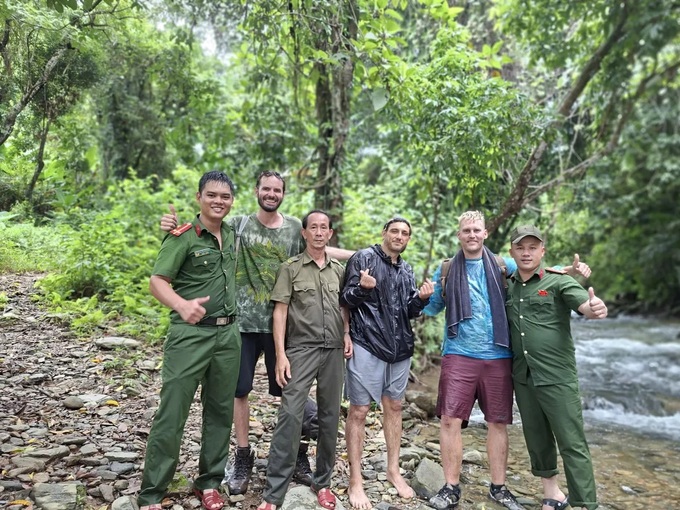 Two foreign tourists rescued after getting lost in Danang forest - 2 Two foreign tourists rescued after getting lost in Danang forest - 2
