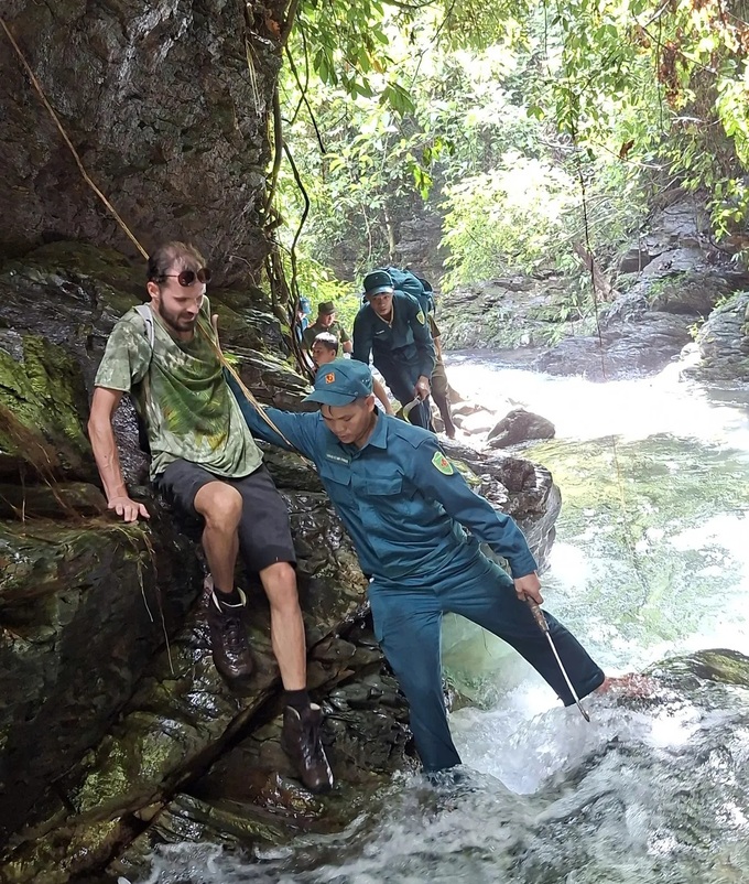 Two foreign tourists rescued after getting lost in Danang forest - 1 Two foreign tourists rescued after getting lost in Danang forest - 1
