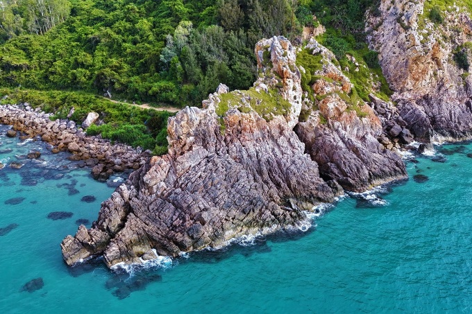 Dragon-shaped rocky headland attracts tourists to Gia Lai - 1