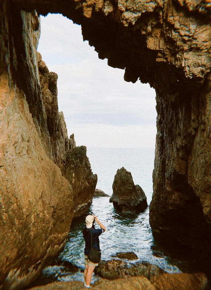 Dragon-shaped rocky headland attracts tourists to Gia Lai - 2