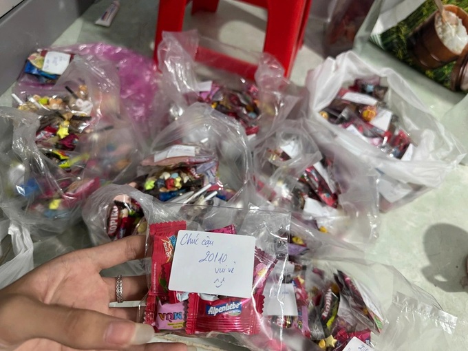 HCM City student surprises women with gifts on bus - 1