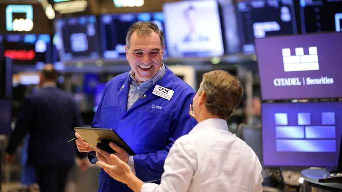 Dow Jones tăng hơn 300 điểm, S&P 500 tiến liền 6 phiên - 1 Dow Jones tăng hơn 300 điểm, S&P 500 tiến liền 6 phiên - 1