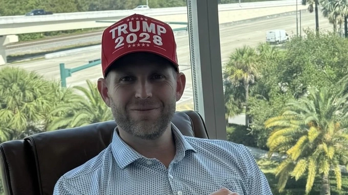 Tổng thống Mỹ mở bán mũ lưỡi trai "Trump 2028" - 1 Tổng thống Mỹ mở bán mũ lưỡi trai "Trump 2028" - 1