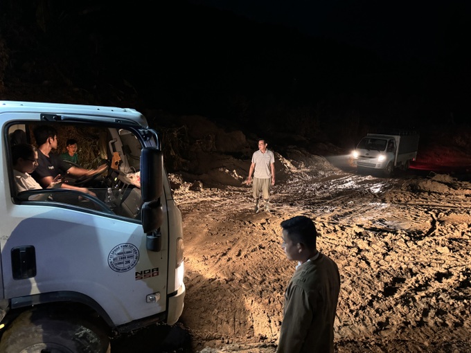 Tình người trong gian khó giữa siêu bão Yagi - 1 Tình người trong gian khó giữa siêu bão Yagi - 1