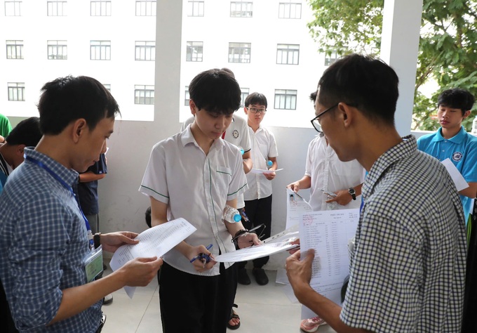 Điểm số - áp lực vô hình đối với trẻ - 1