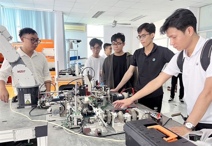 Học cao đẳng bán dẫn: Cánh cửa bước vào ngành công nghiệp “nóng” - 1