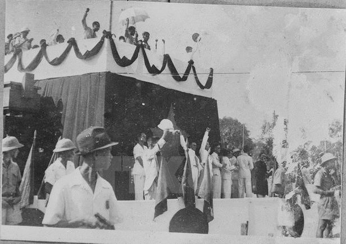 Hình ảnh ngày 2/9/1945: Bí ẩn về người cầm máy - 5 Hình ảnh ngày 2/9/1945: Bí ẩn về người cầm máy - 5