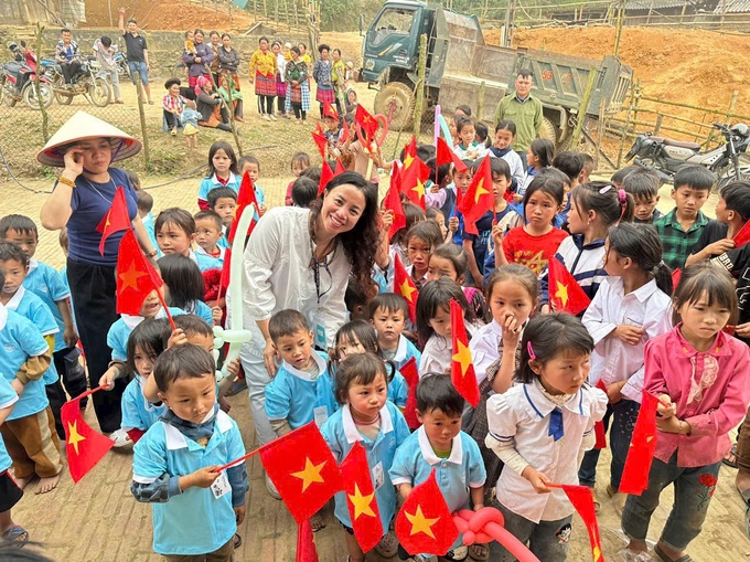 Gieo yêu thương bằng cọ, thắp hồn Việt bằng tranh - 2 Gieo yêu thương bằng cọ, thắp hồn Việt bằng tranh - 2