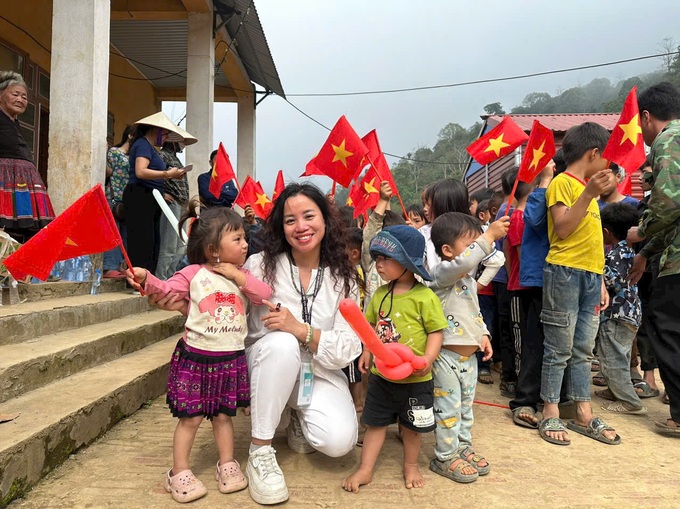 Gieo yêu thương bằng cọ, thắp hồn Việt bằng tranh - 3 Gieo yêu thương bằng cọ, thắp hồn Việt bằng tranh - 3