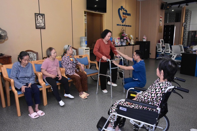 Viện dưỡng lão bán trú: Giảm gánh nặng cho gia đình ít con - 1