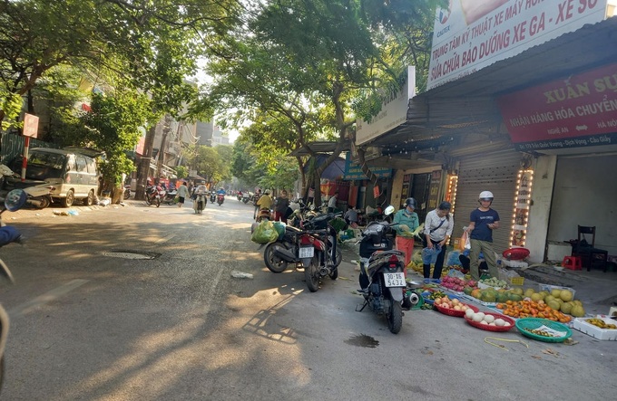 Hà Nội giải tỏa chợ cóc: Trật tự đô thị cần đi cùng sinh kế bền vững - 1