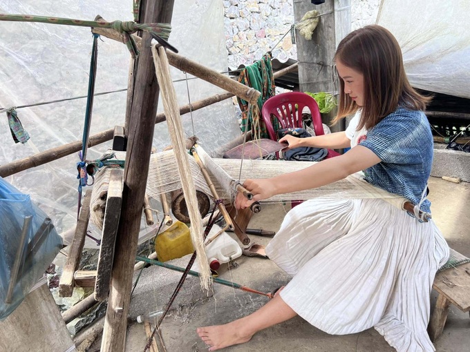 Cô gái H’Mông đưa “hồn” vải lanh ra thế giới - 1 Cô gái H’Mông đưa “hồn” vải lanh ra thế giới - 1