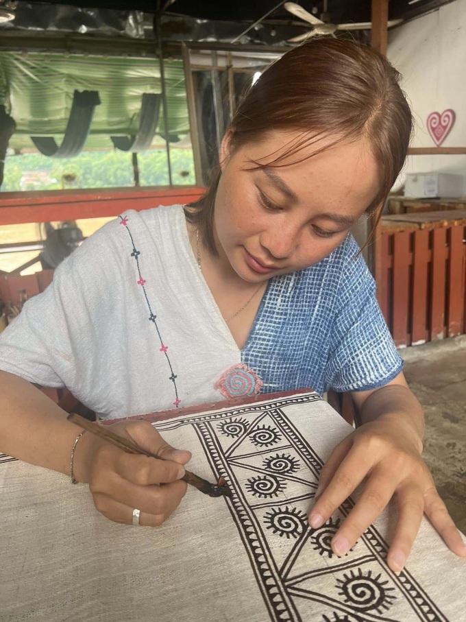 Cô gái H’Mông đưa “hồn” vải lanh ra thế giới - 2 Cô gái H’Mông đưa “hồn” vải lanh ra thế giới - 2